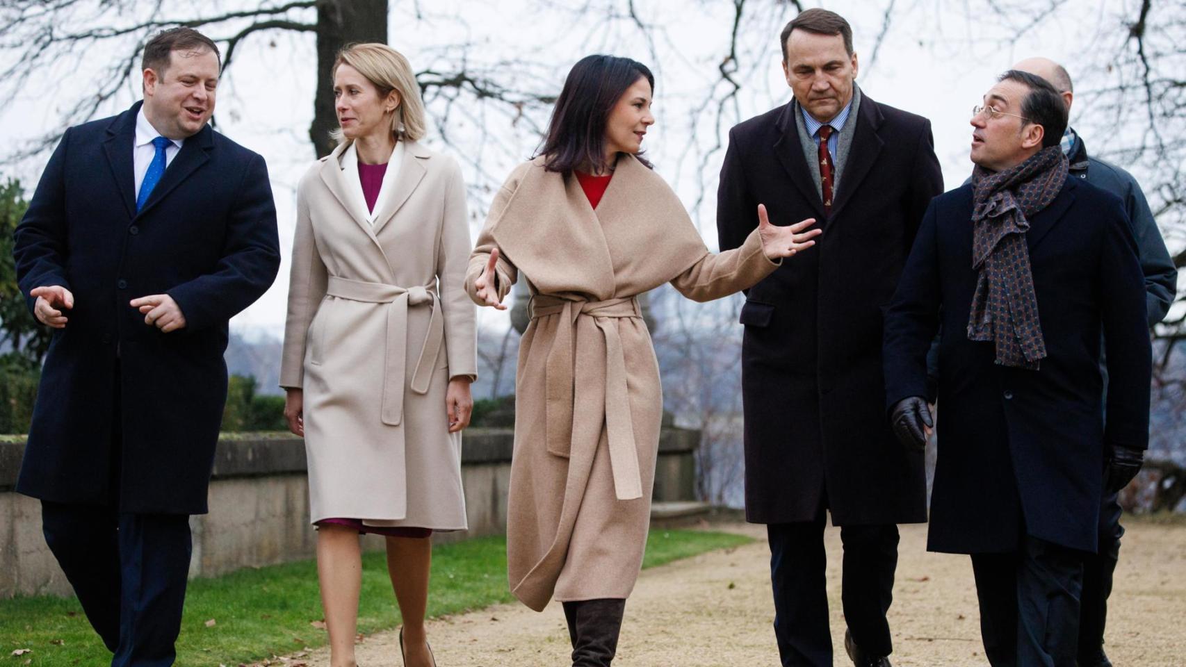 José Manuel Albares (dcha), en la reunión del G5+, con Stephen Doughty (Reino Unido), Kaja Kallas (UE), Annalena Baerbock (Alemania), Radoslaw Sikorski (Polonia), Frederic Mondoloni (Francia), en Villa Borsig, Berlín.