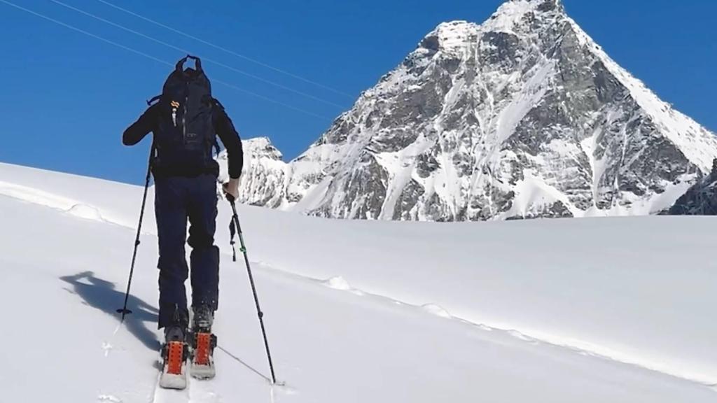 Una persona subiendo por una pista con el sistema de E-Skimo.