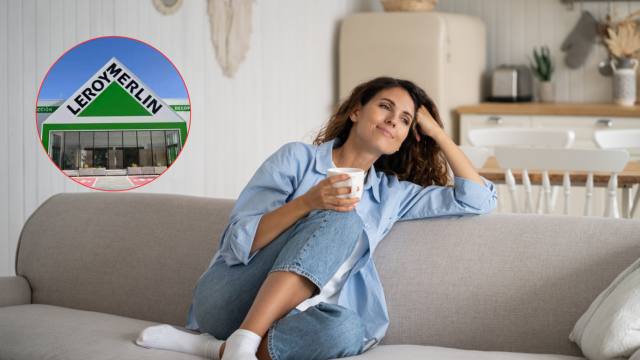 Mujer feliz y relajada en el sofá.