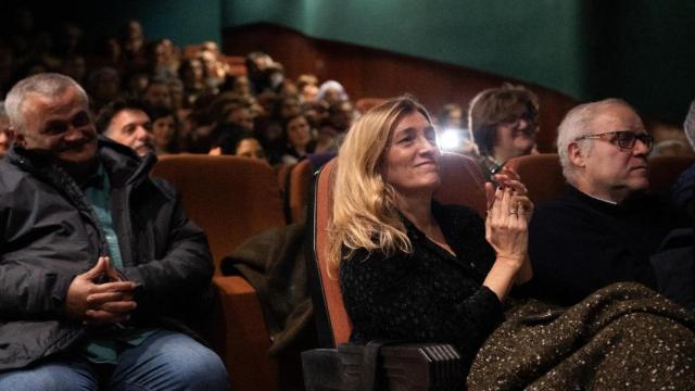 Varias personas disfrutan de una película en Duplex Cinema.