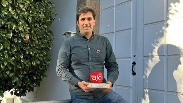 Rodrigo López Piquín, en el Pazo de Arenaza con el premio AJE.