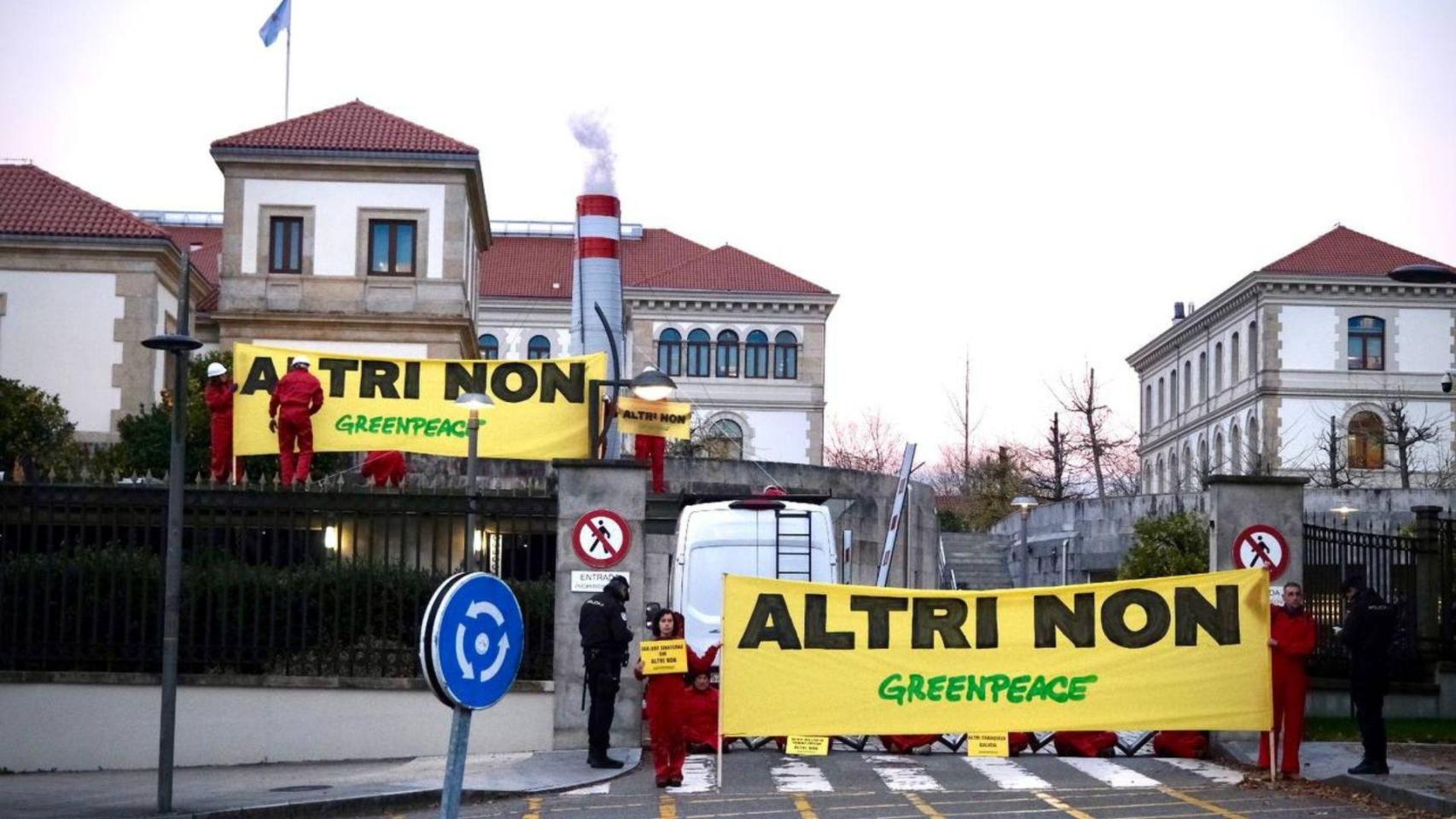 Activistas de Greenpeace introducen una chimenea humeante en San Caetano para protestar contra el proyecto de Altri.