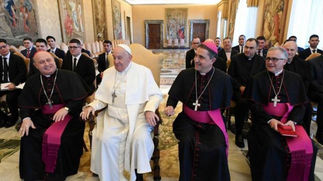 El Papa recibe en el Vaticano a una delegación del Seminario Interdiocesano de Santiago.