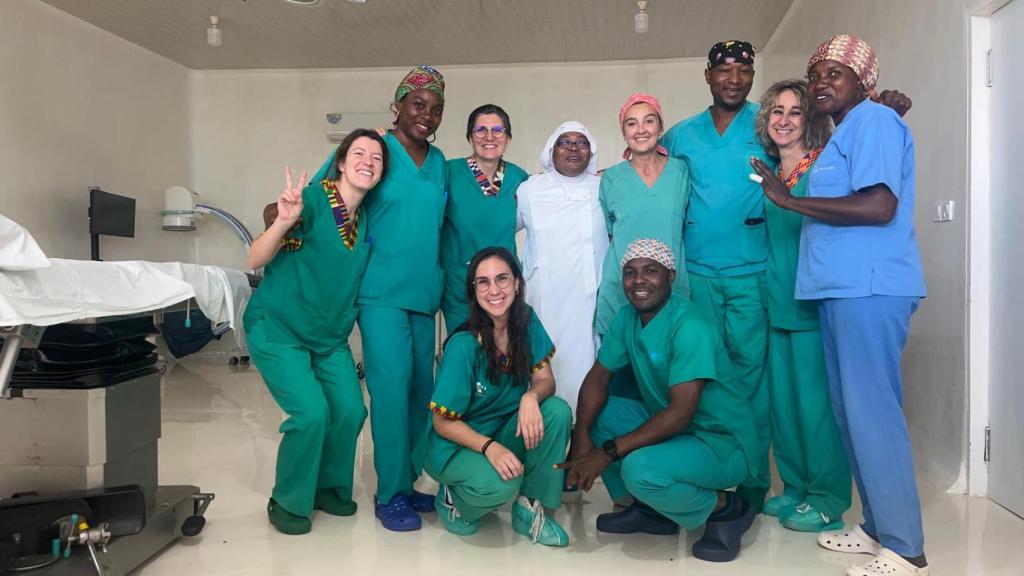 El equipo de médicos locales con el equipo de voluntarias españolas.