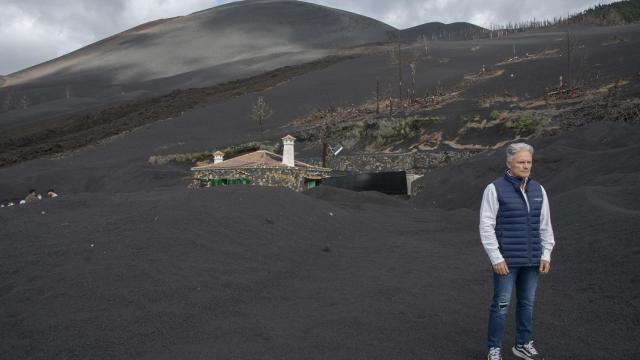 Vicente Leal y su casa después de tres años desenterrándola con una pala.