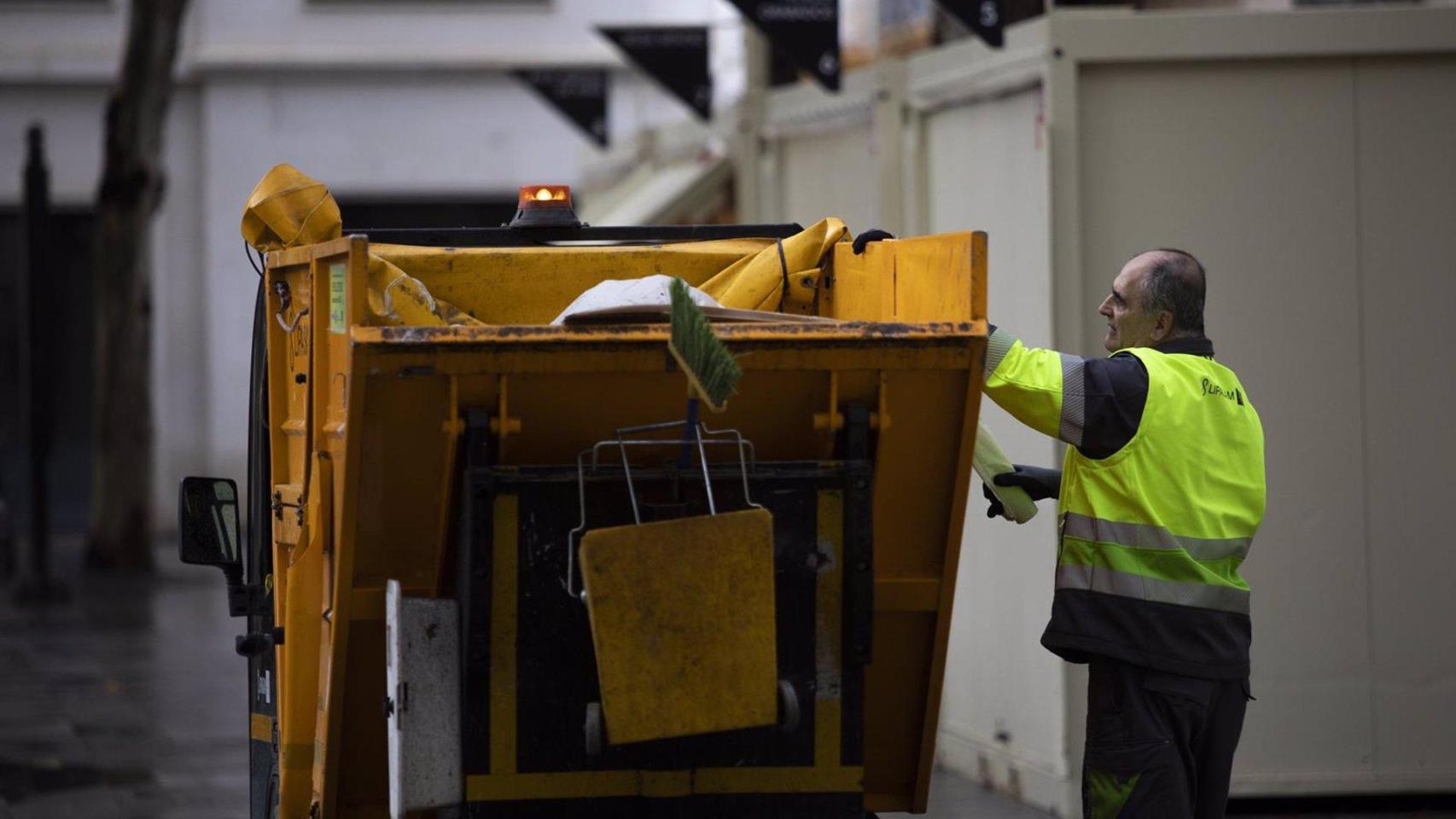 Imagen de recurso de un operario de Lipasam, junto al vehículo de limpieza, realizado su trabajo en el entorno de la Plaza Nueva
