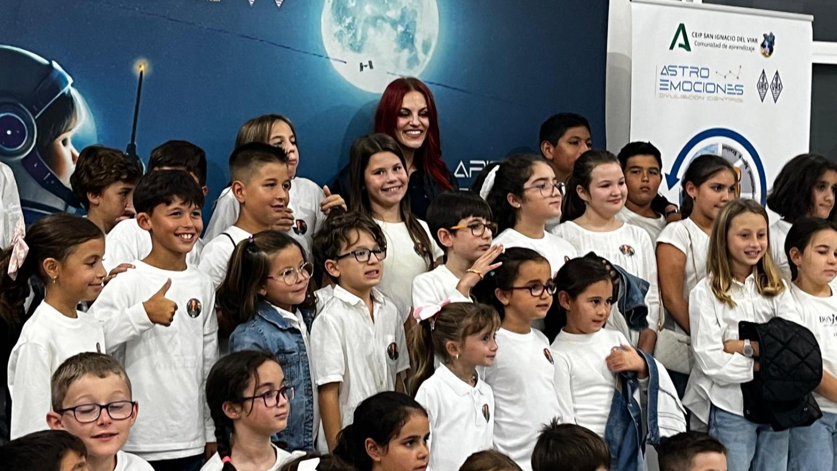 Los alumnos sevillanos de la 'Constitución Lunar' posando junto a la astronauta española Sara García Alonso