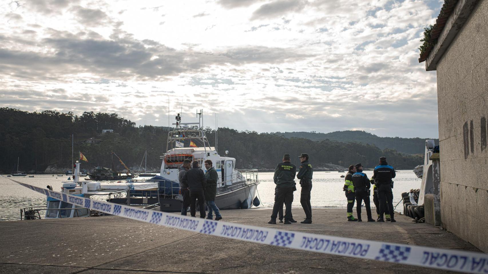 Un fallecido y dos tripulantes rescatados en el hundimiento de un barco 'bateeiro' en O Grove (Pontevedra)