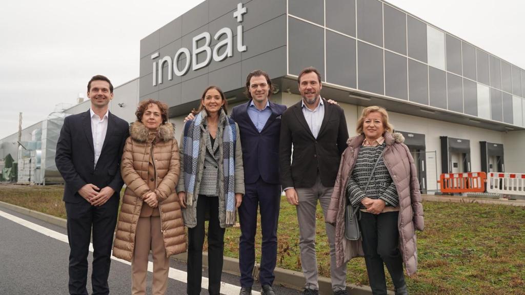 Visita de Reyes Maroto y Óscar Puente a la planta de InoBat