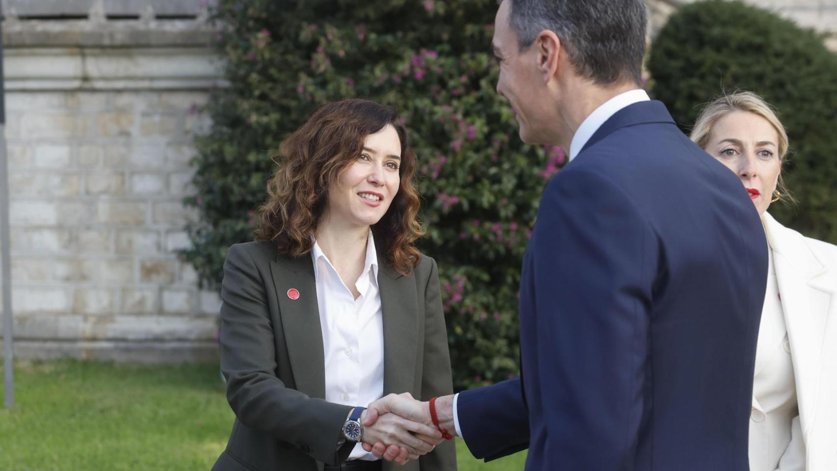 El saludo entre Ayuso y Sánchez.