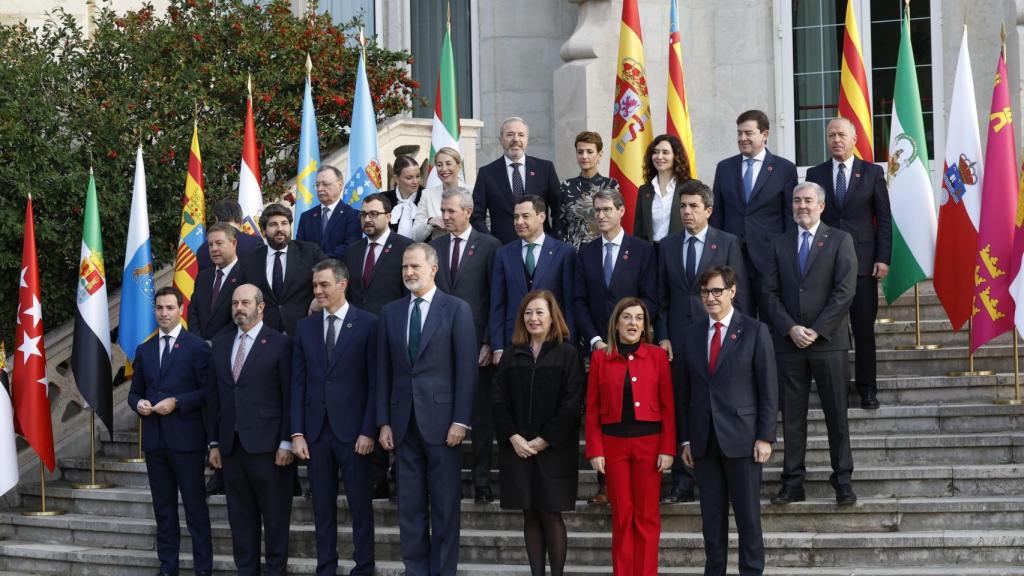 Foto de familia de la Conferencia de presidentes: El rey Felipe VI, el presidente del Gobierno, Pedro Sánchez, los presidentes del Congreso, Francina Armengol y del Senado, Pedro Rollán, la presidenta de Cantabria, María José Sáenz de Buruaga, el presidente de Cataluña, Salvador Illa (d) y el presidente del País Vasco, Imanol Pradales (i) en primera fila. Detrás, de izquierda a derecha: El presidente de Castilla-La Mancha, Emiliano García Page, el presidente de Murcia, Fernando López Miras, el presidente de Asturias, Adrián Barbón, el presidente de Galicia, Alfonso Rueda, el presidente de Andalucía, Juanma Moreno Bonilla, el presidente de La Rioja, Gonzalo Capellán, el presidente de la Comunidad Valenciana, Carlos Mazón y el presidente de Canarias, Fernando Clavijo. En la última fila y de izquierda a derecha: el presidente de Ceuta, Juan Jesús Vivas, la presidenta de Baleares, Marga Prohens, la presidenta de Extremadura, María Guardiola, el presidente de Aragón, Jorge Azcón, la presidenta de Navarra, María Chivite, la presidenta de la Comunidad de Madrid, Isabel Díaz Ayuso, el presidente de Castilla y León, Alfonso Fernández Mañueco, y el vicepresidente de Melilla, Miguel Marín.