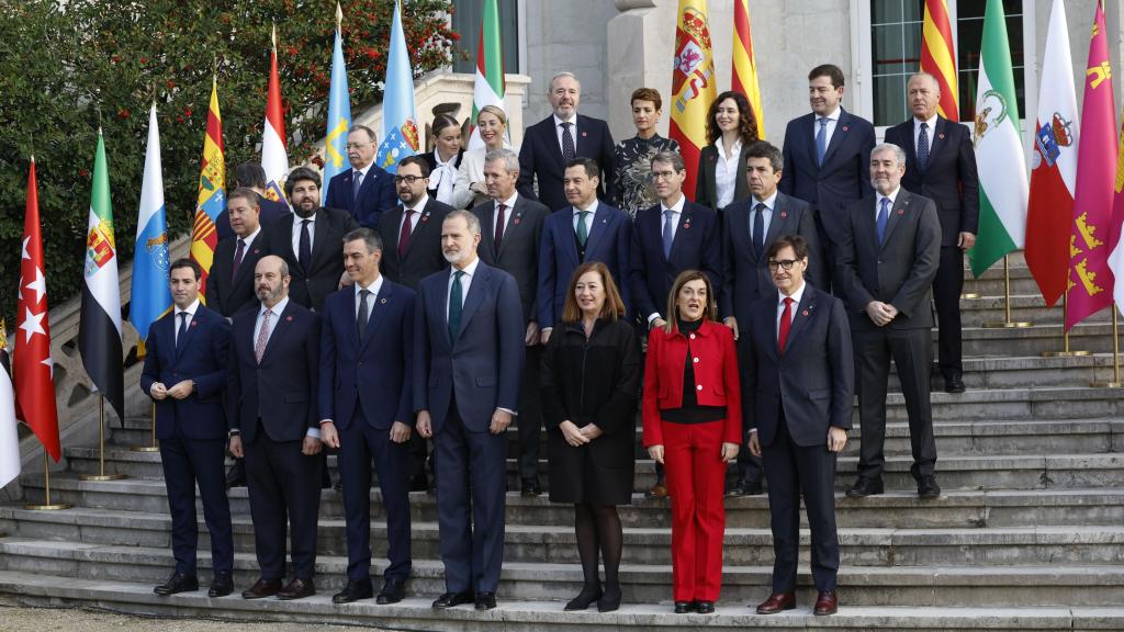 Foto de familia de la Conferencia de presidentes: El rey Felipe VI, el presidente del Gobierno, Pedro Sánchez, los presidentes del Congreso, Francina Armengol y del Senado, Pedro Rollán, la presidenta de Cantabria, María José Sáenz de Buruaga, el presidente de Cataluña, Salvador Illa (d) y el presidente del País Vasco, Imanol Pradales (i) en primera fila. Detrás, de izquierda a derecha: El presidente de Castilla-La Mancha, Emiliano García Page, el presidente de Murcia, Fernando López Miras, el presidente de Asturias, Adrián Barbón, el presidente de Galicia, Alfonso Rueda, el presidente de Andalucía, Juanma Moreno Bonilla, el presidente de La Rioja, Gonzalo Capellán, el presidente de la Comunidad Valenciana, Carlos Mazón y el presidente de Canarias, Fernando Clavijo. En la última fila y de izquierda a derecha: el presidente de Ceuta, Juan Jesús Vivas, la presidenta de Baleares, Marga Prohens, la presidenta de Extremadura, María Guardiola, el presidente de Aragón, Jorge Azcón, la presidenta de Navarra, María Chivite, la presidenta de la Comunidad de Madrid, Isabel Díaz Ayuso, el presidente de Castilla y León, Alfonso Fernández Mañueco, y el vicepresidente de Melilla, Miguel Marín.