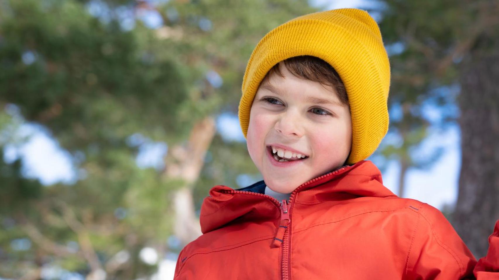 Un niño en la nieve.