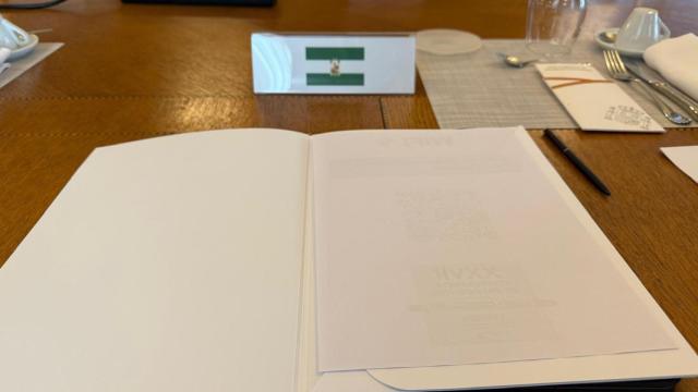 La carpeta sin documentación que ha recibido el presidente de la Junta, Juanma Moreno, en la reunión de Santander.