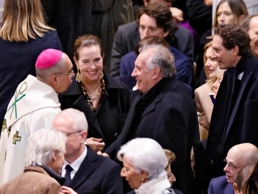 Francois Bayrou y la actriz Carole Bouquet, con un obispo en la reapertura de la catedral de Notre-Dame.