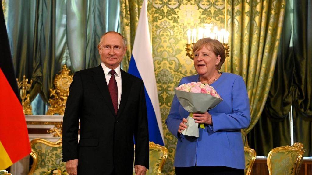 Angela Merkel junto a Vladimir Putin.