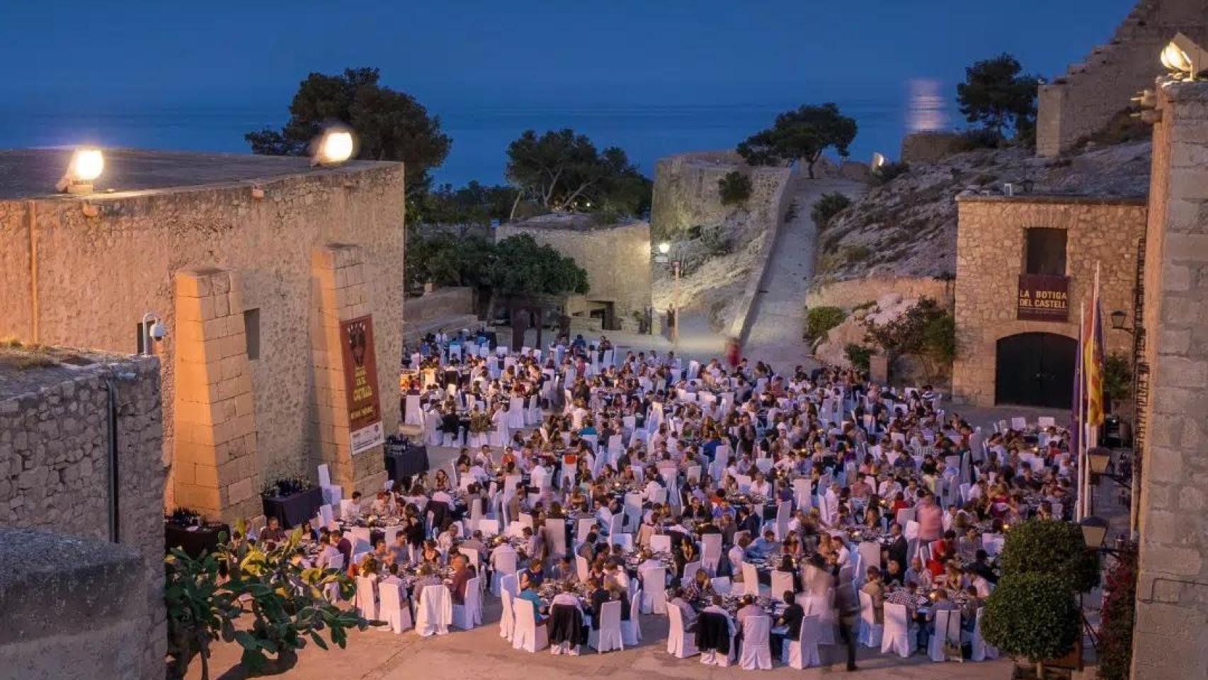 El público en un concierto en el patio de armas del castillo de Santa Bárbara en Alicante.