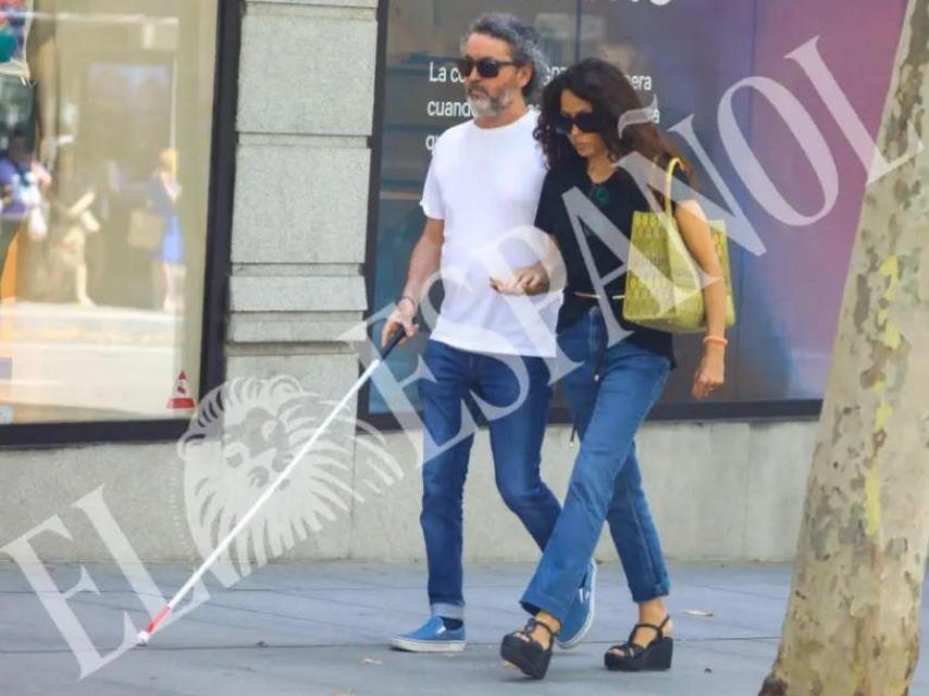 Patricia Pérez y Luis Canut paseando por las calles de Madrid.