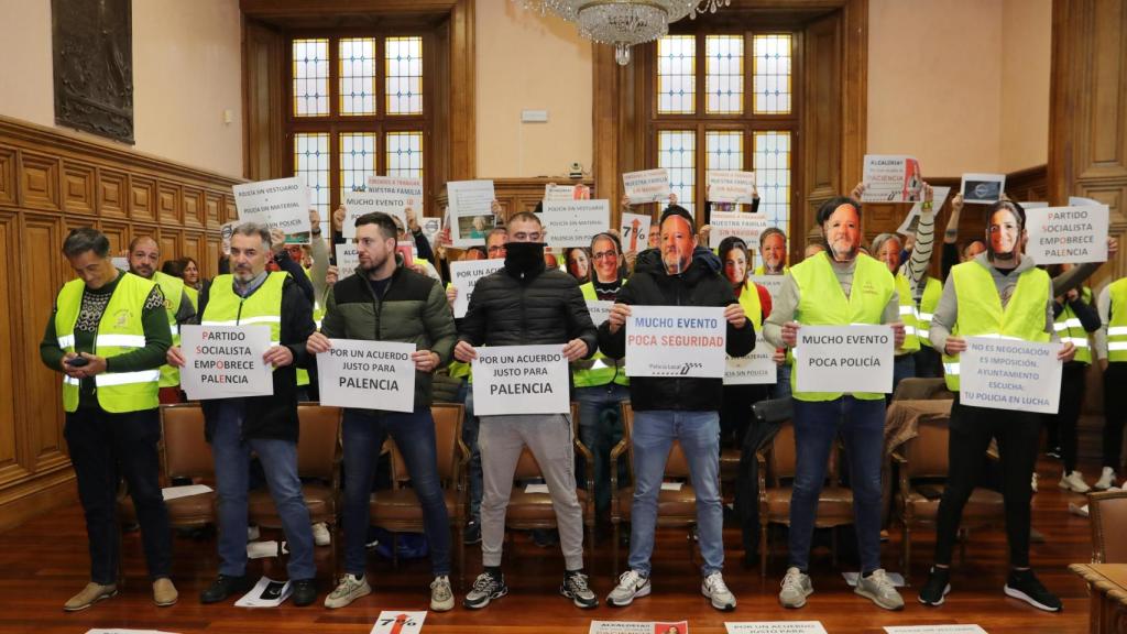 Varios agentes portan carteles y caretas en una protesta en el Ayuntamiento de Palencia