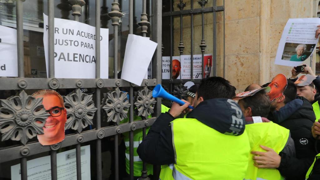 Protestas de los policías locales en el Ayuntamiento de Palencia