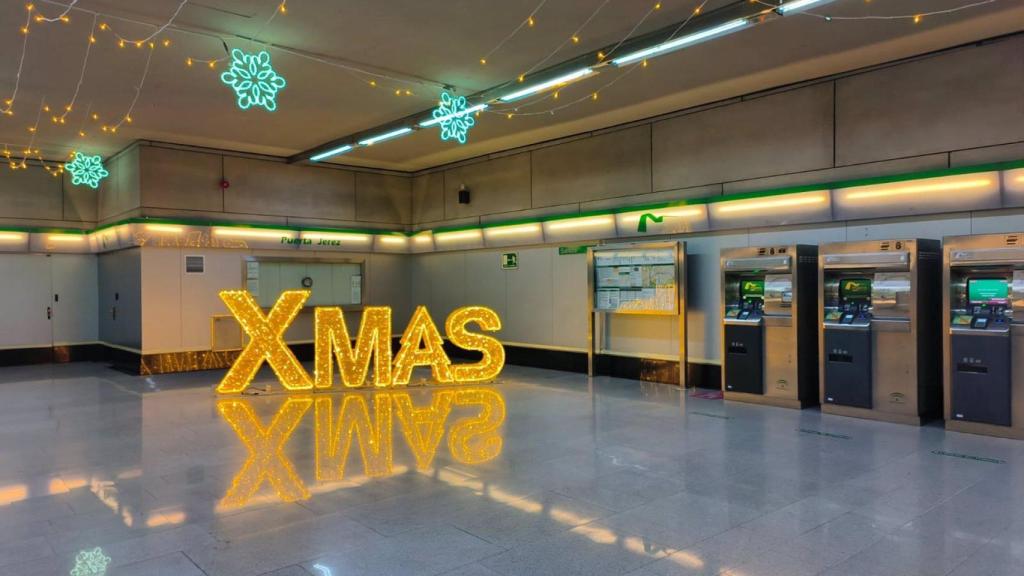 Adornos de Navidad en la Línea del Metro de Sevilla