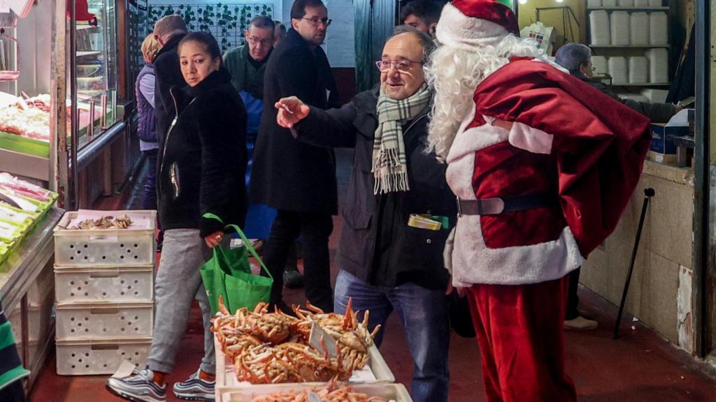 Compras en un mercado ante la Nochebuena de 2023.