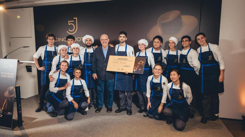 Pedro Subijana junto con Álvaro Martinez, ganador del IX Cinco Jotas Cooking Challege, y el resto de finalistas.