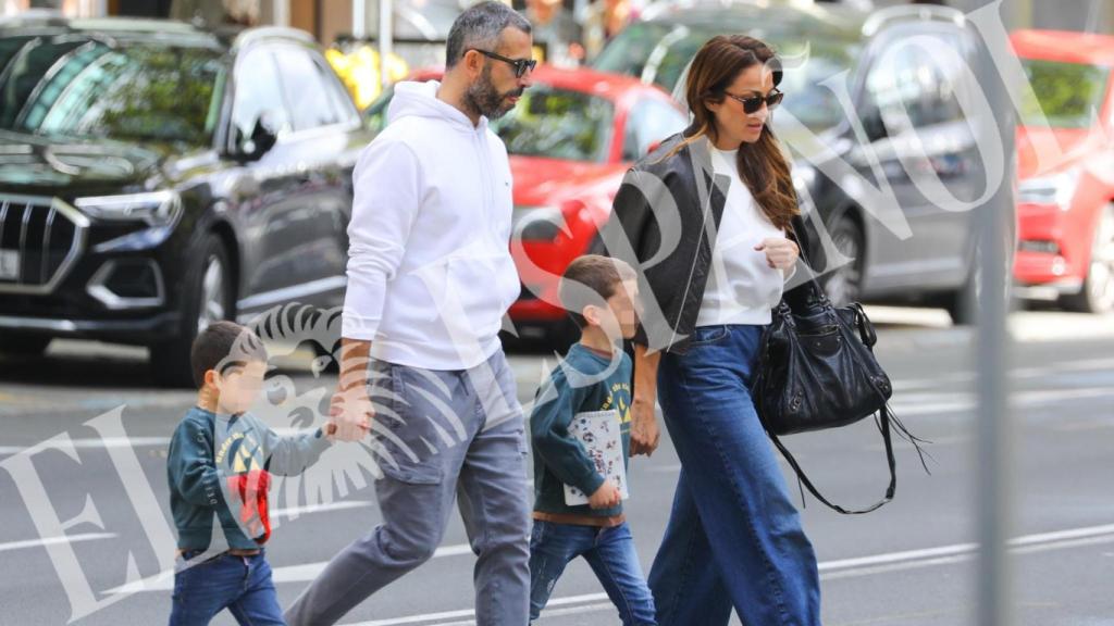 Beatriz junto a su marido, Carlo, y sus dos hijos paseando por Madrid.