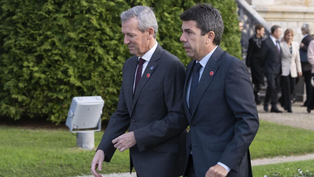 El presidente de Valencia, Carlos Mazón, y el de la Xunta, Alfonso Rueda, a su llegada al Palacio de la Magdalena de Santander. Efe / Román G. Aguilera