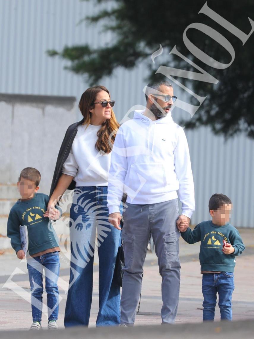 El matrimonio, junto a los pequeños Leo y Gabriel, tras comer en un restaurante italiano.