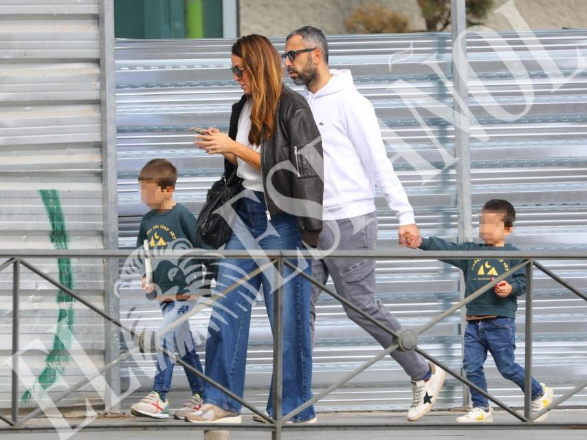 La presentadora de '¡De Viernes!' junto a su familia, hace unos días.