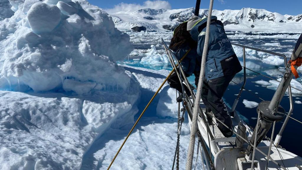 Las expedicionarias en el barco