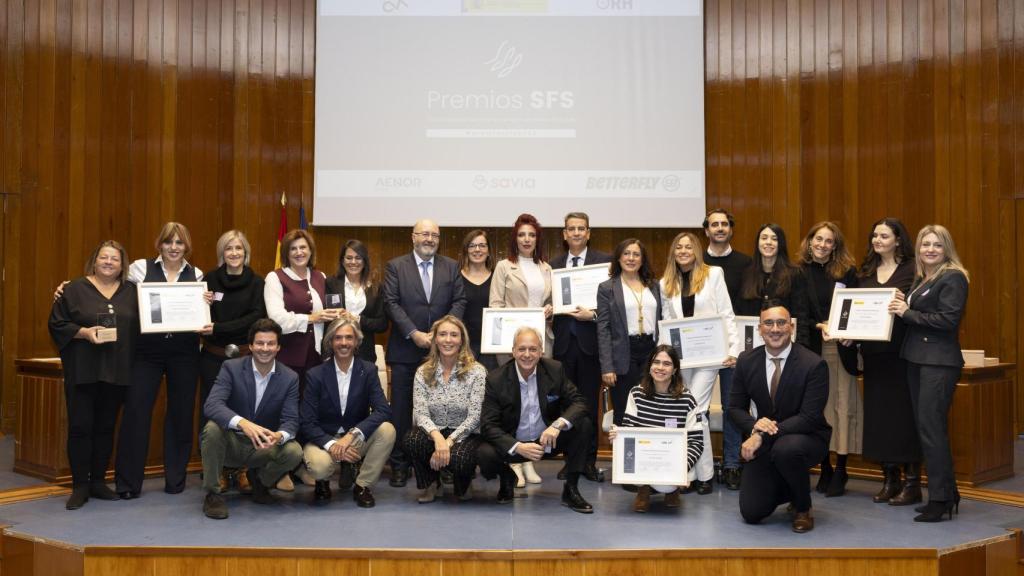 Fotografía de familia de los premiados.