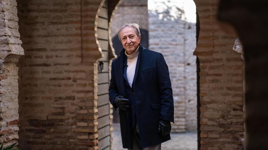 Paco Lobatón posa en uno de los arcos pertenecientes a la mezquita del interior del Alcázar de Jerez.