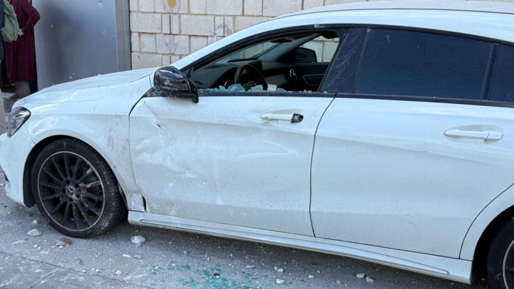 Un coche con daños por la explosión.