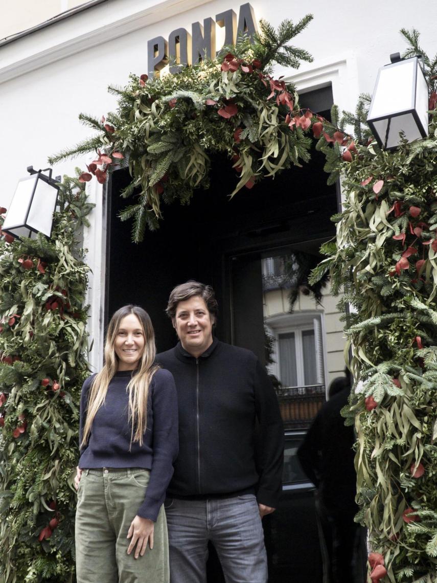 César Figari y Constanza Rey, al frente de Grupo Quispe, en la puerta de Ponja Nikkei.