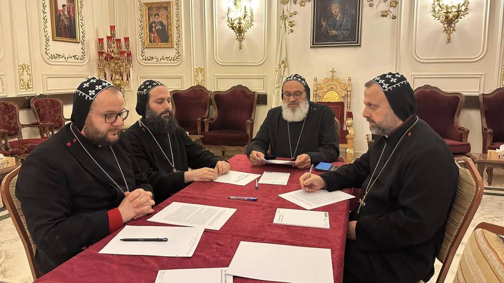 A su regreso a la sede del Patriarcado en Damasco, tras interrumpir su visita apostólica a la India, el Patriarca Mor Ignacio Efrén II Karim mantuvo una reunión en línea con los arzobispos de las arquidiócesis siriaco-ortodoxas de Siria y los departamentos patriarcales, en la tarde del jueves 12 de diciembre de 2024, para discutir los últimos acontecimientos y cambios que el país está experimentando actualmente. Tras la reunión, el patriarcado emitió un comunicado.