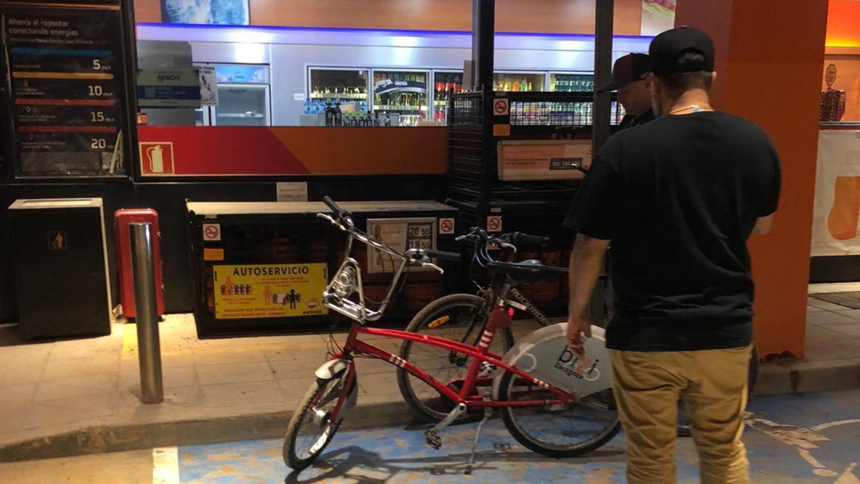 Una bizi de Zaragoza en una gasolinera de Paiporta, en Valencia.