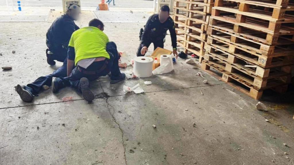 El hombre fallecido siendo atendido por un agente de la Policía Nacional y un sanitario que acudió como voluntario.