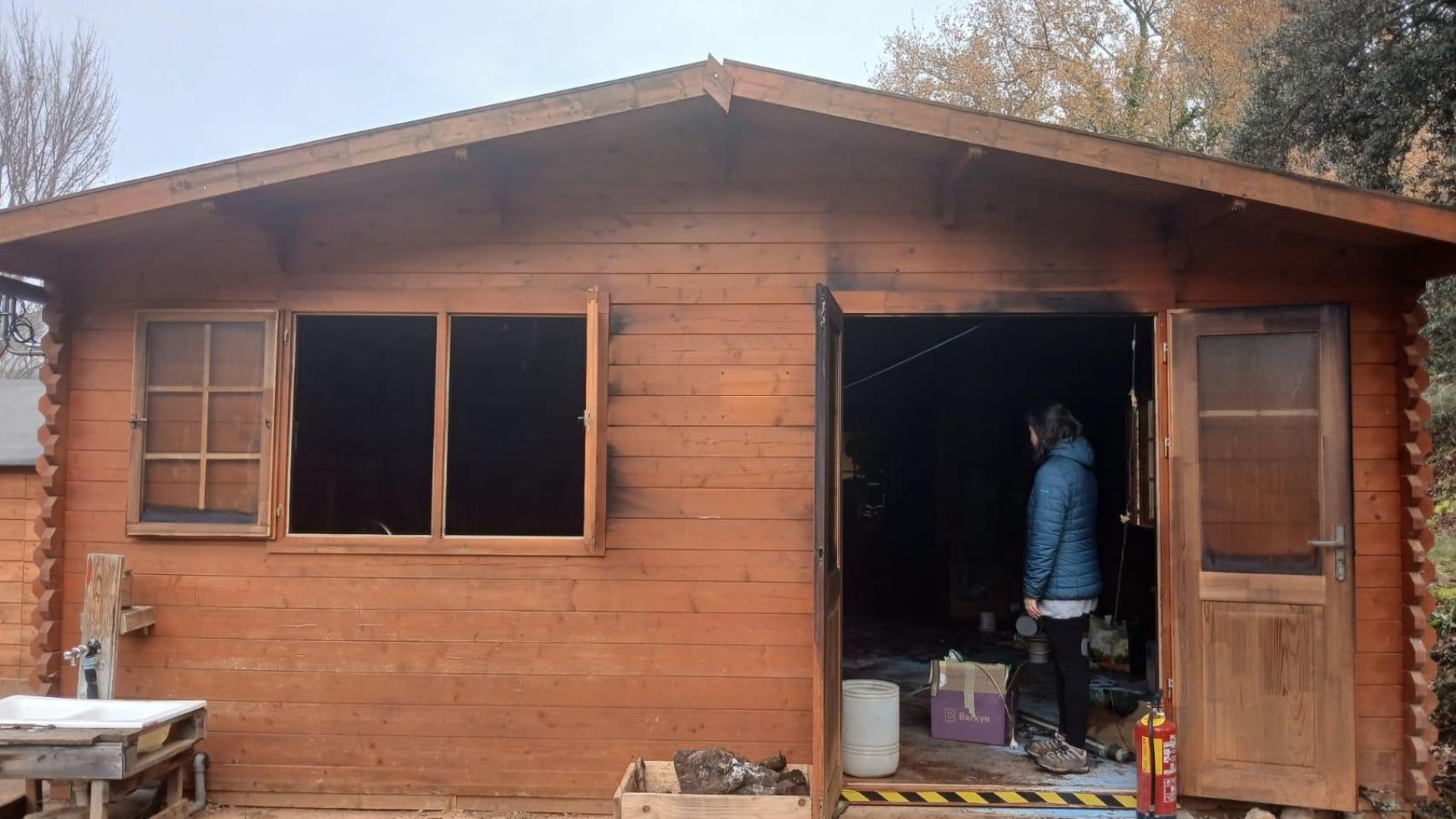 Arde un aula de la escuela de Caneto (Huesca) por el fuego provocado por una estufa