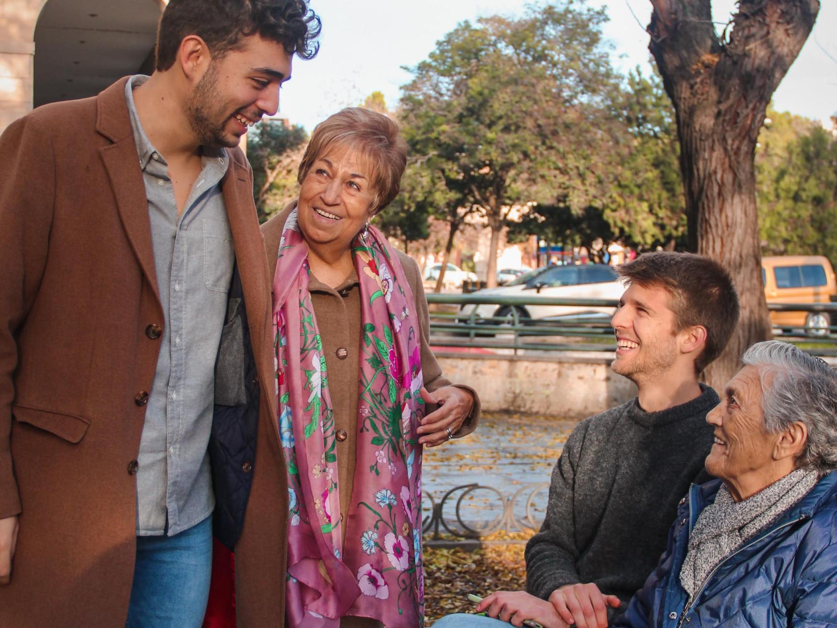 Pedro Malo y Jorge Terreu con sus respectivas abuelas, Concha y Maximiliana.