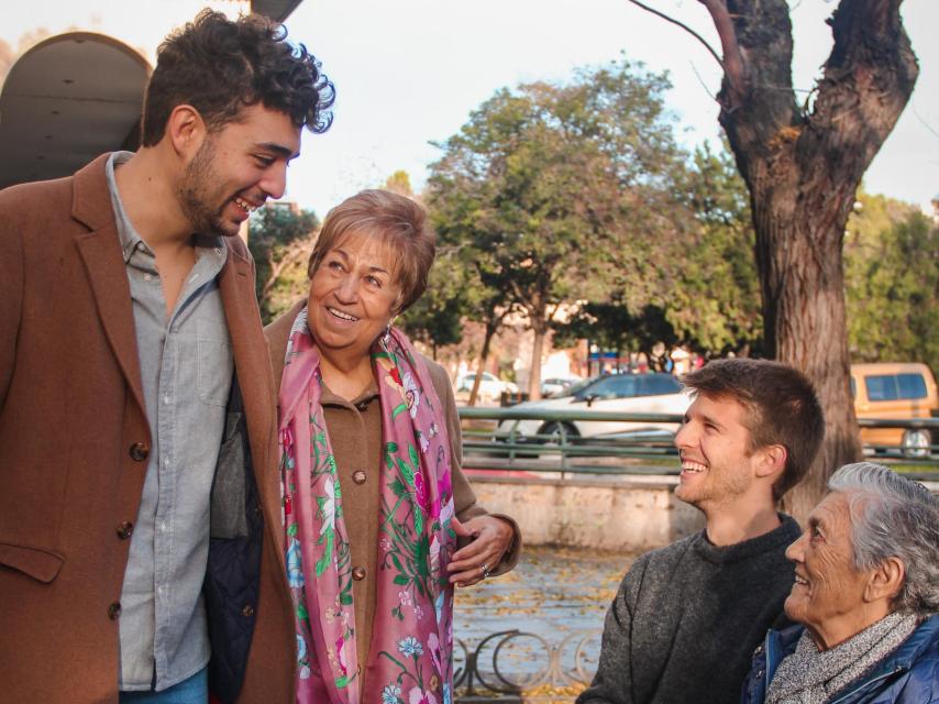 Pedro Malo y Jorge Terreu con sus respectivas abuelas, Concha y Maximiliana.