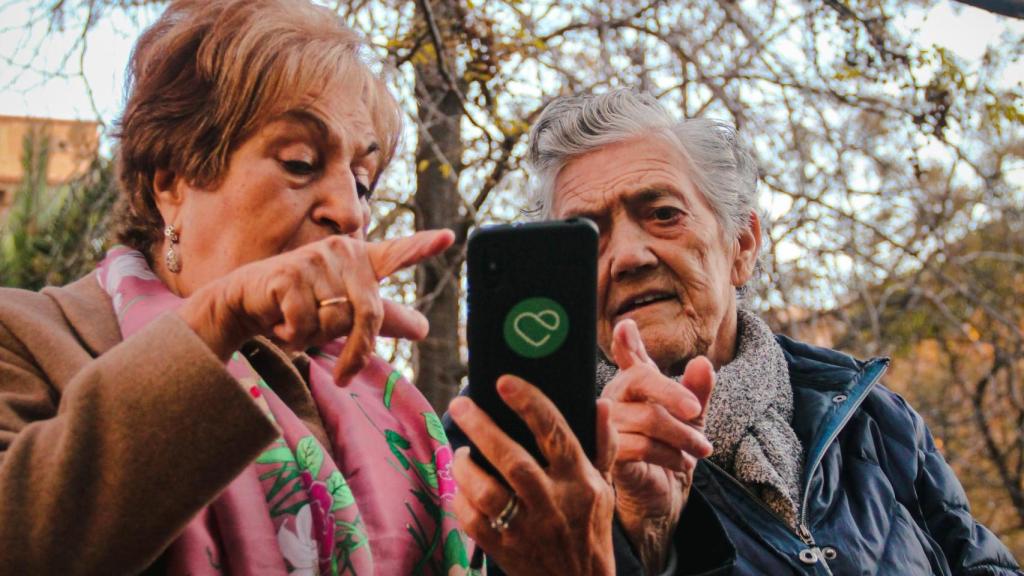 Las abuelas de Pedro y Jorge (Concha y Maximiliana) con un móvil 'Maximiliana'.