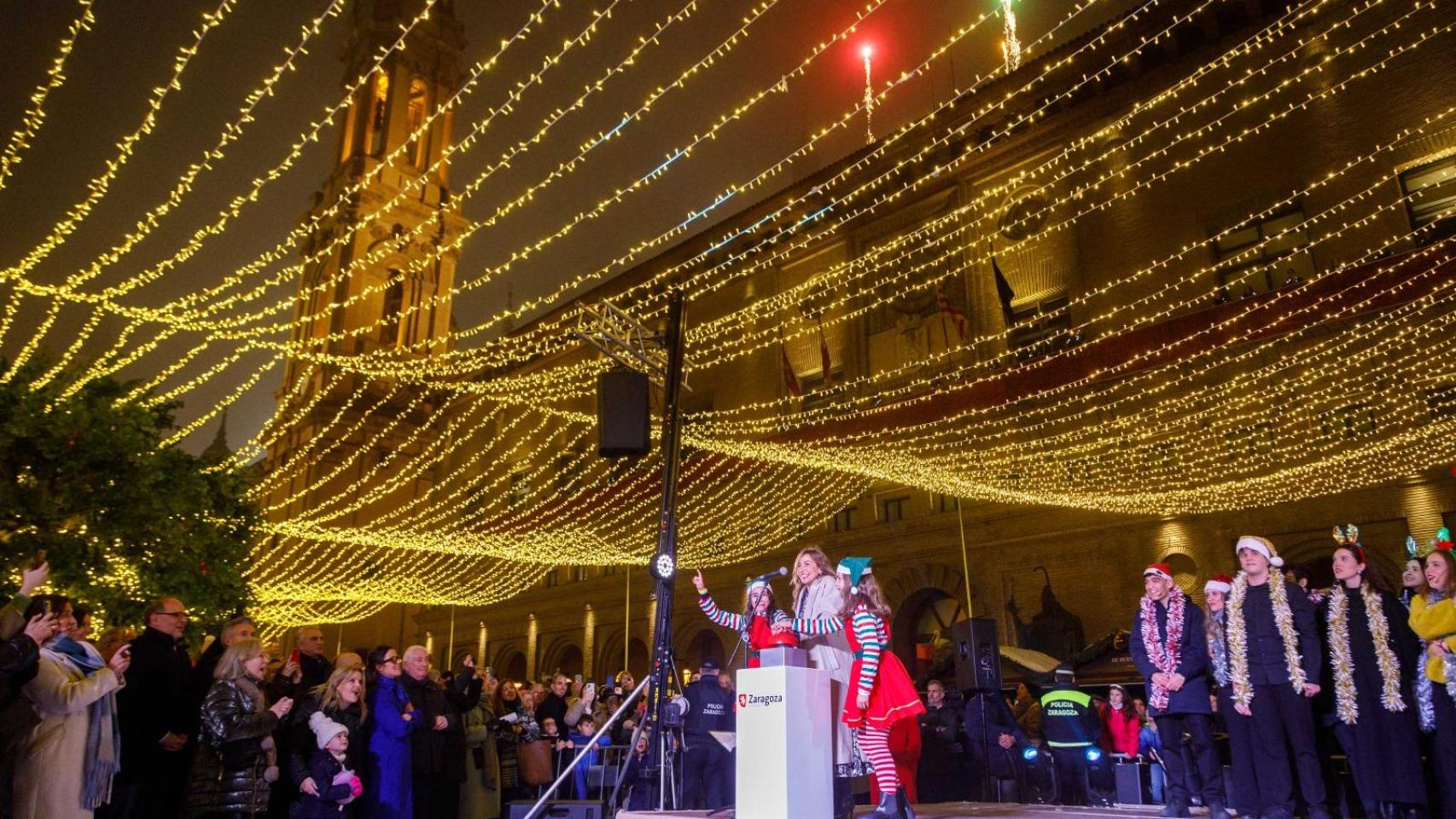 El acto del encendido de luces en la plaza del Pilar, en Zaragoza, este año.