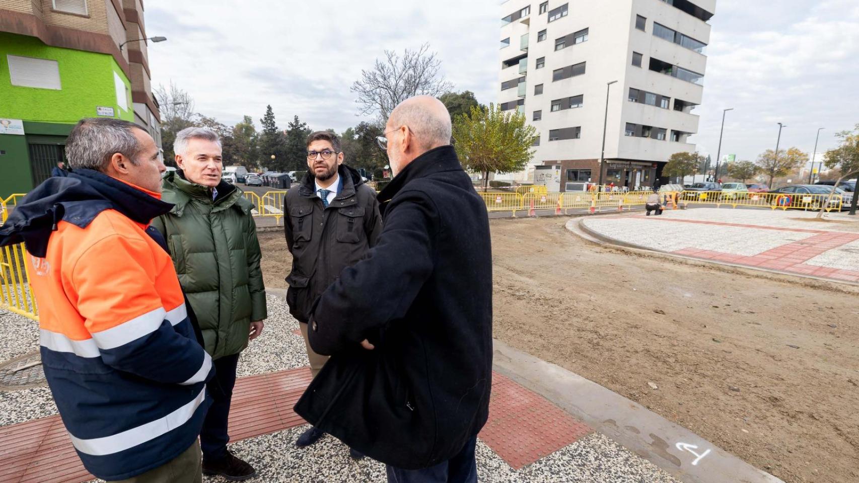 El consejero de Urbanismo, Infraestructuras, Energía y Vivienda, Víctor Serrano y el concejal del grupo municipal VOX, Armando Martínez han visitado este viernes el resultado de las obras.