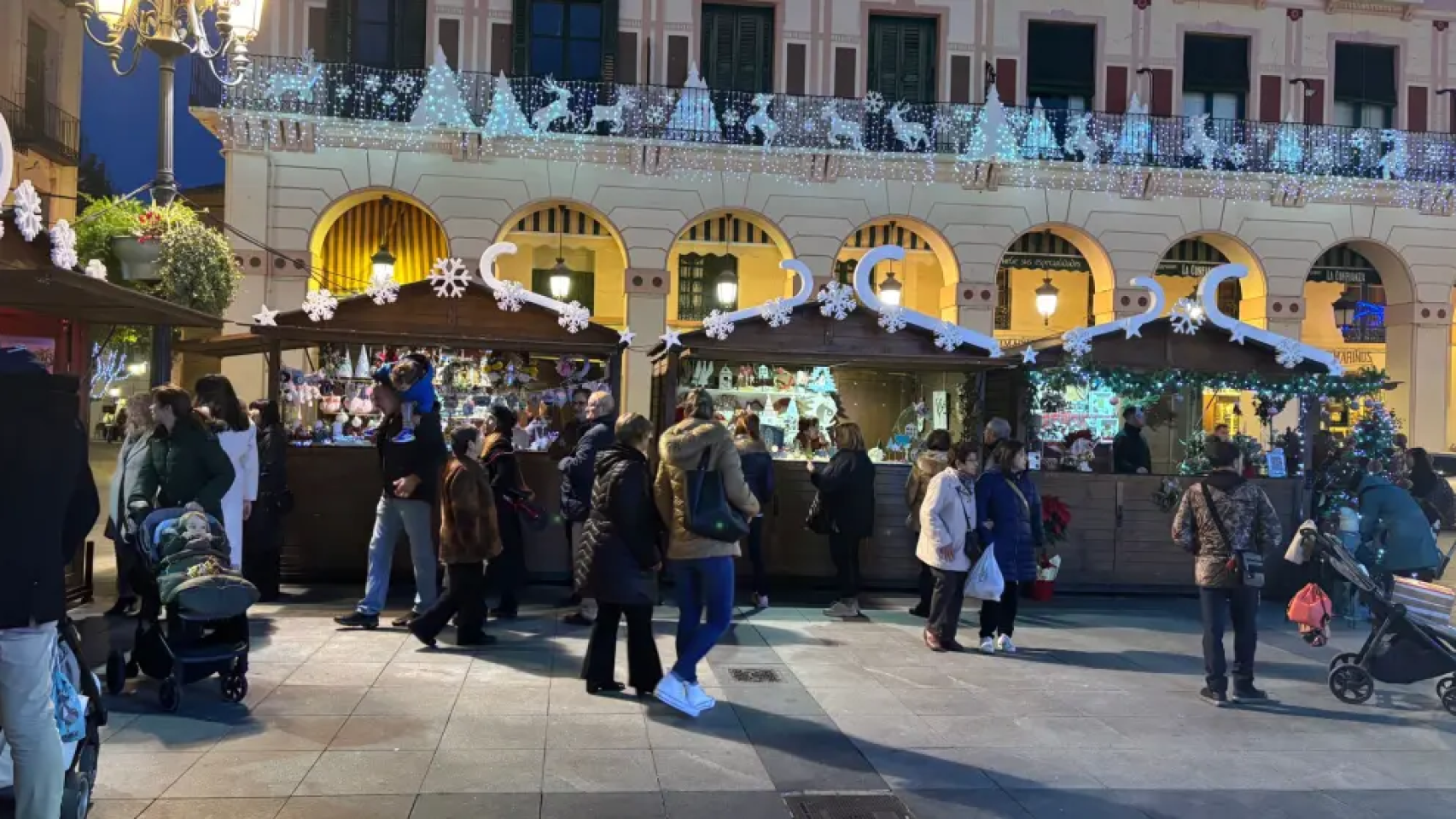 Mercadillo navideño en Huesca.