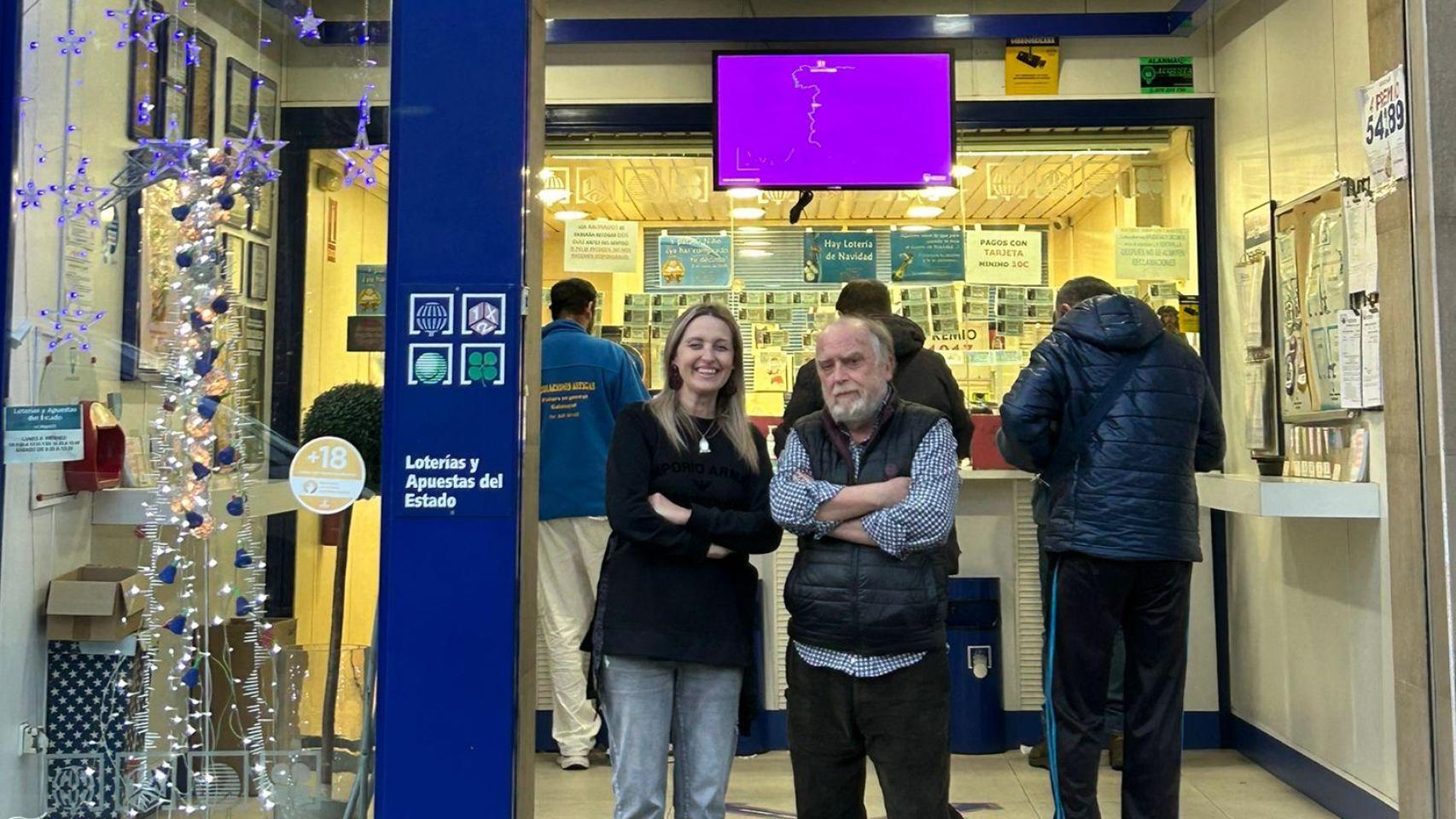 María Carrau, junto a su tío Juan Carrau.