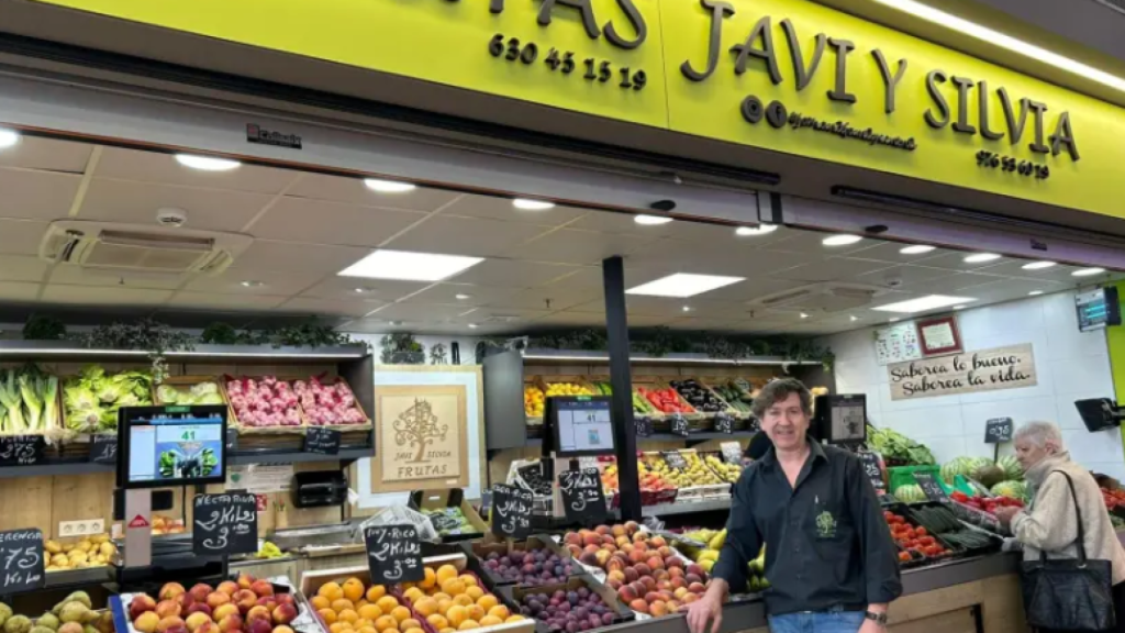 Javi, el frutero con el truco perfecto para conseguir las uvas de Nochevieja a mitad de precio.