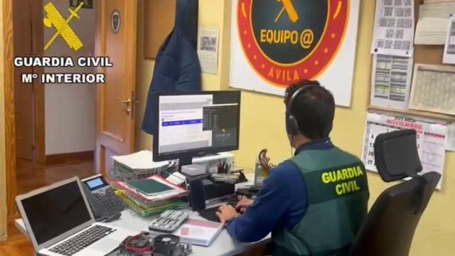 Un agente de la Guardia Civil investigando un caso