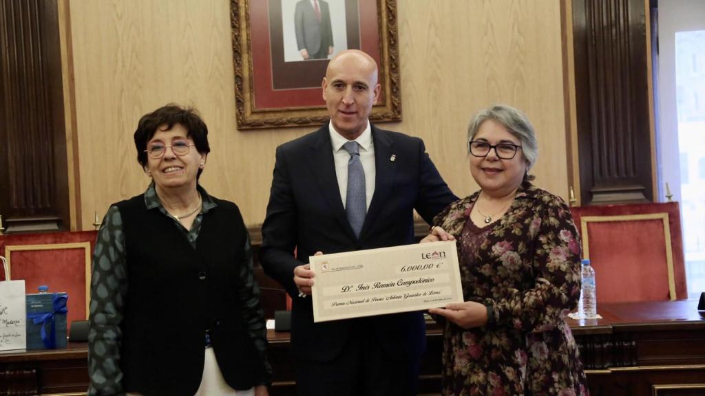 León hace entrega del Premio Nacional de Poesía Antonio González de Lama a Inés Ramón recibe: así es su poemario